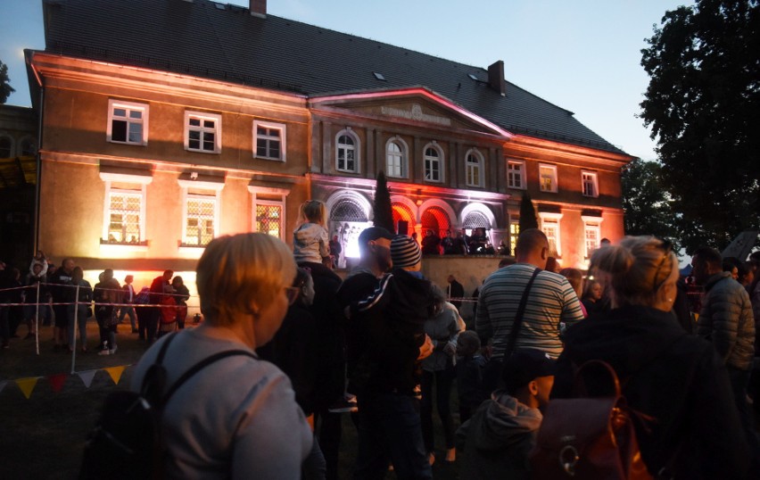 XVI Europejska Noc Muzeów w Drzonowie. Tłumy zwiedzających i ogrom atrakcji: iluminacje, zwiedzanie z latarkami, otwarte maszyny | ZDJĘCIA