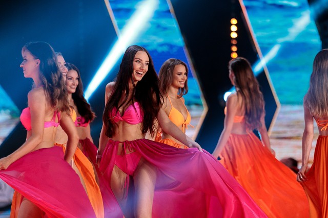 Pokaz finałowy konkursu Miss Polski 2023 - kandydatki w  kostiumach kąpielowych