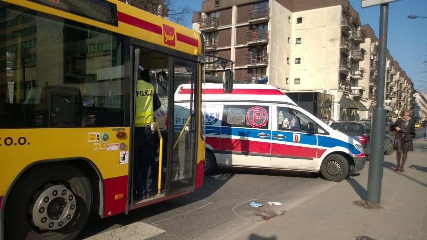 Wypadek na Zamenhofa w Łodzi. Autobus potrącił pieszą [ZDJĘCIA]