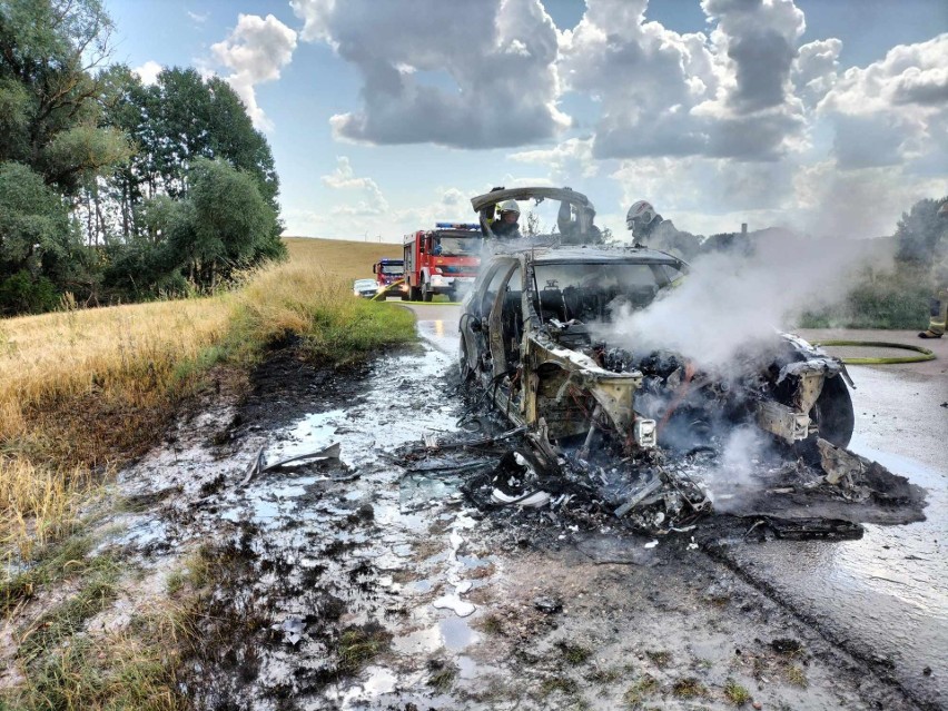 Auto spłonęło doszczętnie mimo szybkiej akcji strażaków
