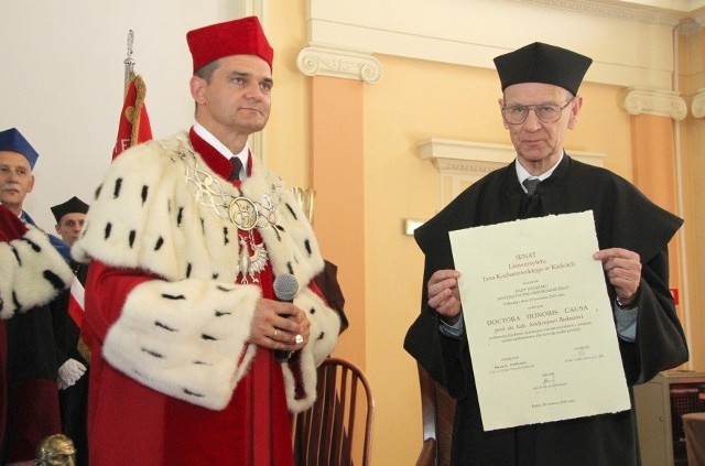 Profesor Jacek Semaniak, rektor Uniwersytetu Jana Kochanowskiego i profesor Andrzej Białas, nowy doktor honoris causa kieleckiej uczelni.