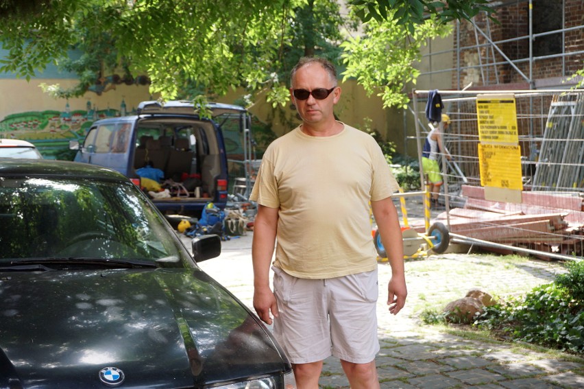 Lublin. Na podwórku remont, nie ma gdzie zostawić auta. „Zarządca naszej nieruchomości powinien wcześniej zadbać o mieszkańców"