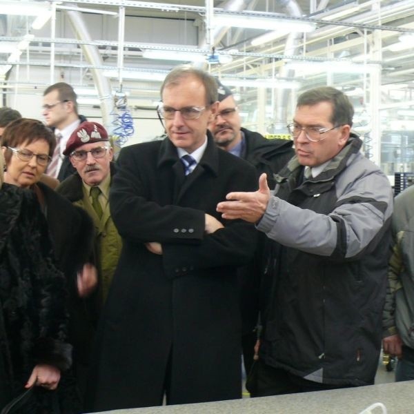 Bodgan Klich, szef MON w trakcie swojej wizyty obejrzał fabrykę PZL Mielec. Zobaczył jak produkowane są samoloty Bryza.