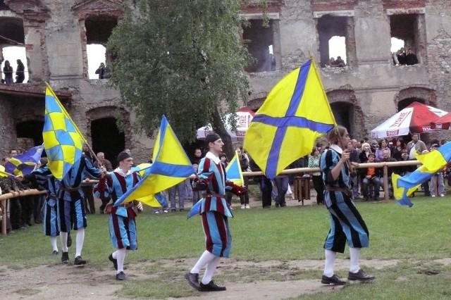 Pokaz flag w wykonaniu rycerzy z Nowej Deby.