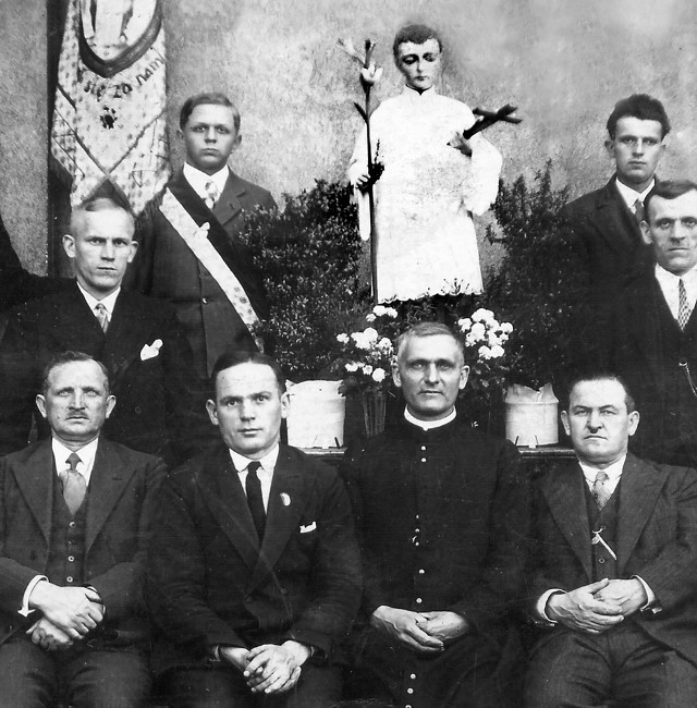 Członkowie Towarzystwa św. Alojzego wraz ze sztandarem i figurą swego patrona. Nazywano ich alojzjanami albo alojzikami. Zdjęcie z Niedobczyc z 1933 roku.