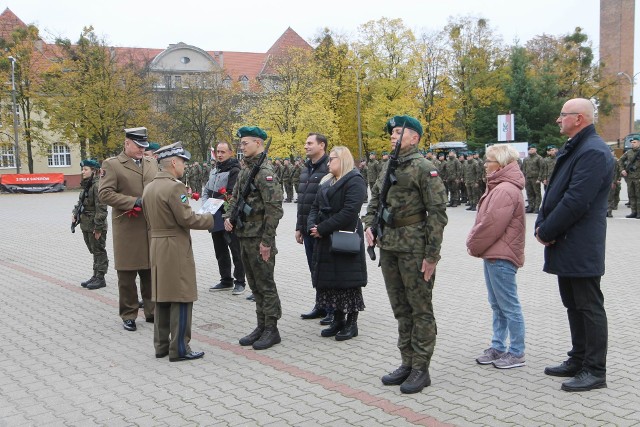 Generał Dywizji - dr Norbert Iwanowski oraz dowódca 3 Pułku Saperów - płk Filip Kłobukowski, w uznaniu za zaangażowanie i osiąganie wysokich wyników podczas szkolenia, wręczyli listy gratulacyjne uhonorowanym żołnierzom