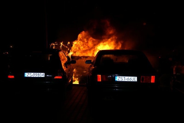Plonący samochódWczoraj wieczorem na os. Bukowym w Szczecinie splonąl samochód.
