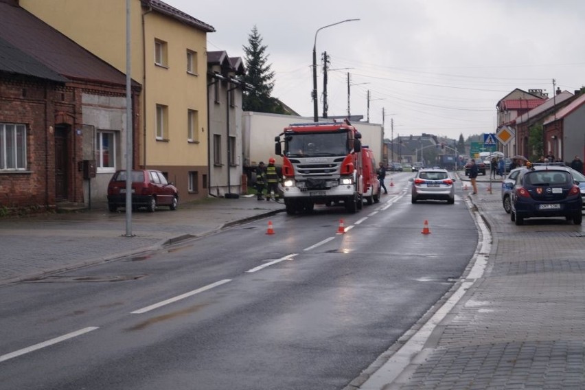 Groźny wypadek w Koziegłowach. Ciężarówka uderzyła w dom jednorodzinny [ZDJĘCIA]