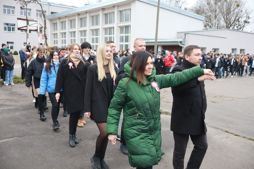 Uczniowie Technikum nr 3 tańczyli poloneza na boisku GALERIA ZDJĘĆ