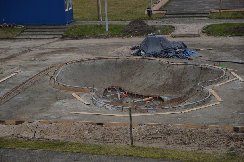 Budowa skateparku w Miastku się przeciąga. Wykonawca usprawiedliwia się dużymi problemami. Kiedy skatepark będzie gotowy?