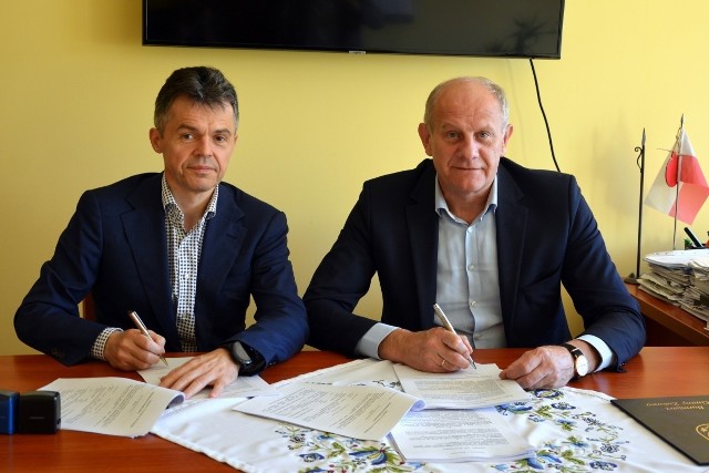 4 sierpnia w Urzędzie Gminy w Żukowie podpisano umowę z wykonawcą na remont dróg w Leźnie, Chwaszczynie i Widlinie.