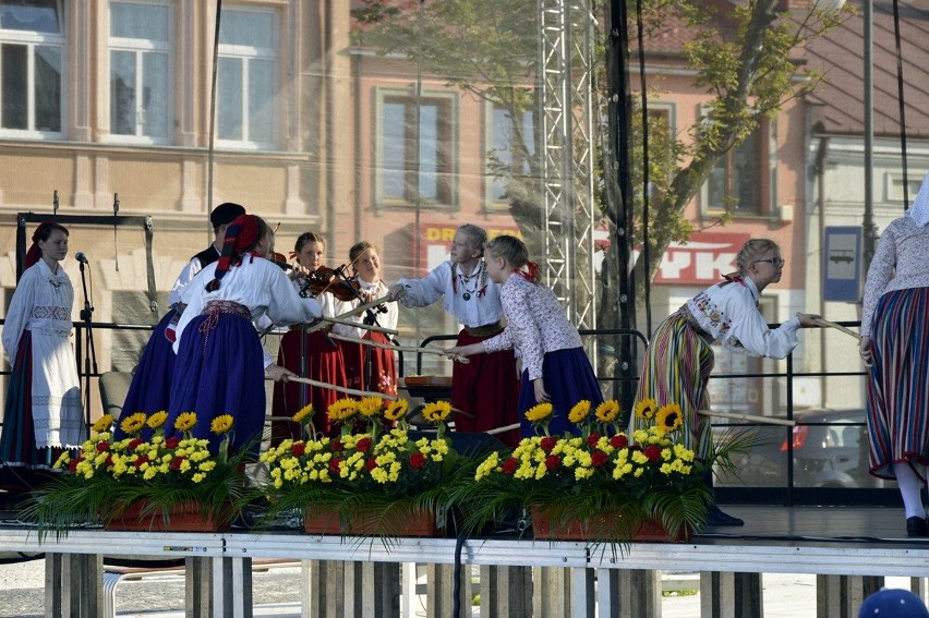 Biecz. Święto Dzieci Gór zagościło na bieckim rynku. Mali artyści roztańczyli miasto [ZDJĘCIA]