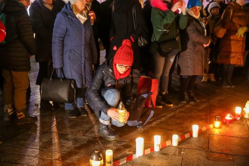 Największe serce świata dla Pawła Adamowicza. Akcja w Krakowie i w całej Polsce [ZDJĘCIA]