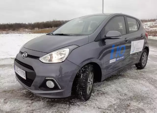 Używany Hyundai i10 (od 2013)Hyundai i10 to kolejny argument przemawiający za stwierdzeniem, że koreańskie samochody wreszcie są w stanie rywalizować o klientów na równi z europejskimi potentatami. Maluch z Azji nie jest ani brzydszy, ani gorszy od pojazdów wiodących producentów na naszym rynku.Fot. Bartosz Gubernat