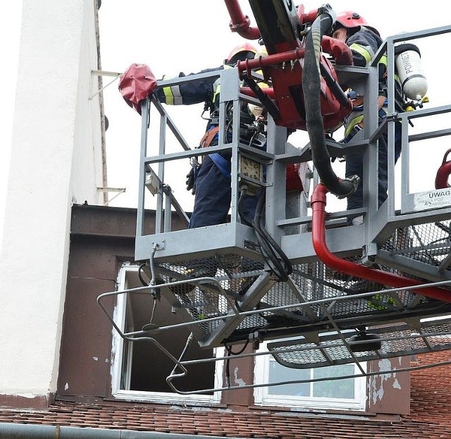 W  DPS we Włocławku tuż przed godziną 10 na centralce w portierni rozległ się sygnał z czujnika, który wykrył zadymienie na poddaszu placówki, w pokoju, w którym mieszkają dwie pensjonariuszki.Automatycznie sygnał alarmowy z centralki został wysłany do Jednostki Ratowniczo-Gaśniczej. Do akcji ruszyły trzy wozy bojowe, w tym jeden z drabiną. Do pokoju pobiegła pielęgniarka. Po otwarciu drzwi ze środka buchnął gęsty dym. Portier próbował ugasić pożar gaśnicą, ale nie udało mu się stłumić ognia. Sięgną więc po wąż gaśniczy z hydrantu. W tym czasie na miejsce przybyli już strażacy, którzy przejęli prowadzenie akcji gaśniczej. W zadymionym pokoju jedna z osób była nieprzytomna, natomiast druga mogła samodzielnie opuścić pomieszczenie. Na tym samym piętrze przebywało w sumie 12 osób. One także zostały wyprowadzone do stołówki. Na szczęście to były tylko ćwiczenia, ale, jak mówili strażacy, nigdy nie wiadomo, kiedy może dojść do prawdziwego pożaru, lepiej więc mieć to przećwiczone, poznać obiekt i sprawdzić, co jeszcze można poprawić. Jedyną uwagę, jaką mieli strażacy było wejście pielęgniarki do mocno zadymionego pokoju.- Gdyby pożar był prawdziwy, prawdopodobnie nie wyszłaby już z tego pomieszczenia - podkreślał na podsumowaniu st.kpt. Marcin Czerwiński, zastępca dowódcy Jednostki Ratowniczo-Gaśniczej. - Kto wtedy pomógłby kilkunastu pozostałym osobom potrzebującym pomocy? To brutalne postępowanie, ale czasem trzeba dokonywać i takich wyborów. Ćwiczenia zostały ocenione pozytywnie. Jednak pomimo, że sygnał alarmowy DPS wył głośno, to nie spowodował reakcji osób, które mieszkają, czy pracują obok. A przecież nikt z nich nie wiedział, przynajmniej w początkowej fazie, że tDominika Kulczyk: Jeśli świat nie potrafi wyegzekwować praw dla kobiet, musimy zrobić to same.Agencja Informacyjna Polska Press