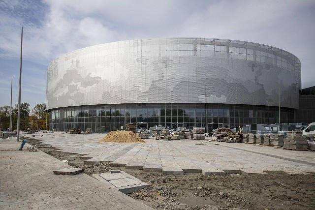 Znamy nowe terminy oddania do użytku obiektów Radomskiego Centrum Sportu. Hala ma być gotowa do 31 kwietnia 2021 roku, natomiast stadion do końca grudnia 2021 roku. Miejski Ośrodek Sportu i Rekreacji podpisał aneks do umowy z firmą Betonox Construction, która wykonuje prace przy budowie Radomskiego Centrum Sportu. Zgodnie z jego treścią, budowa hali widowiskowo-sportowej oraz układu drogowego ma się zakończyć do 30 kwietnia, a stadionu - do 31 grudnia 2021 roku. O wydłużenie terminów wystąpił sam wykonawca, wskazując jako powody m.in. zwiększenie zakresu robót, wprowadzone przez państwo obostrzenia w związku z epidemią, istotnie, bezpośrednio i negatywnie wpływające na przebieg prac. Powyższe spowodowały nierealność ich wykonania w założonym pierwotnie terminie.AKTUALNE ZDJĘCIA Z BUDOWY, ZOBACZ NA KOLEJNYCH ZDJĘCIACH ====>>>>