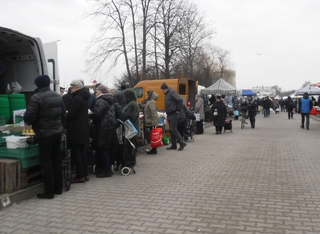 W czwartek, 1 lutego na targowisku Korej było wiele osób. Na kolejnych zdjęciach zobaczycie ceny owoców i warzyw>>>