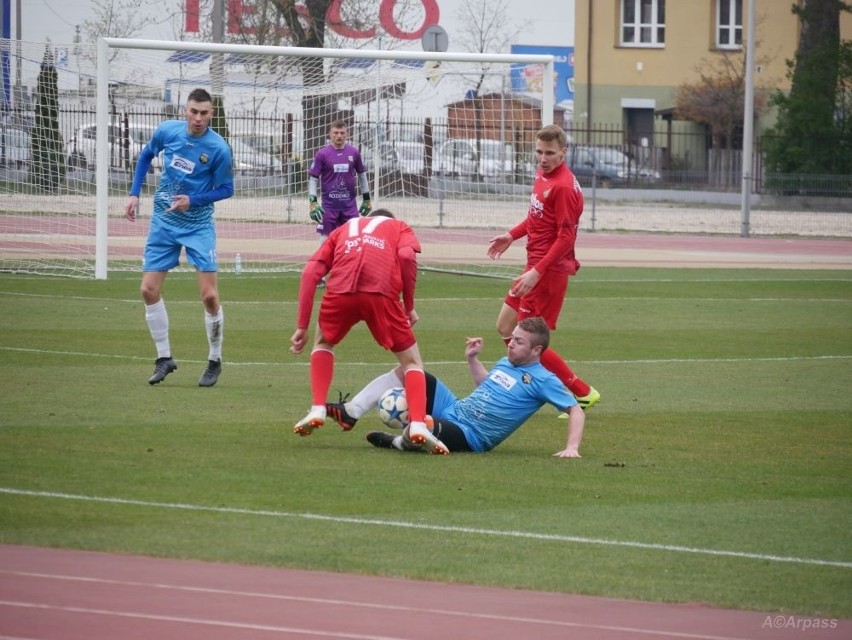 (ZDJĘCIA) 4 liga. Oskar gorszy od lidera, dziewięć goli w Kozienicach, porażka LKS Promna!