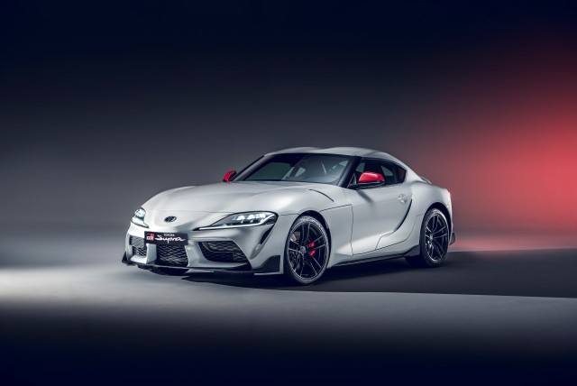 Toyota GR Supra Nowa, 2-litrowa jednostka napędowa ma cztery cylindry ułożone rzędowo, jest wyposażona w turbosprężarkę typu twin-scroll i połączona z ośmiobiegową automatyczną skrzynią ZF.Fot. Toyota