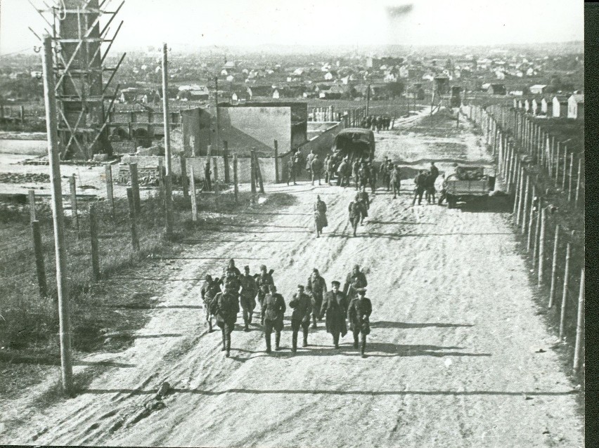 1944 rok. Widok na drogę pomiędzy V polem a krematorium, na...