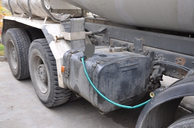Niedzielni złodzieje paliwa - w weekend osuszyli w Wyszkowie baki ciężarówek