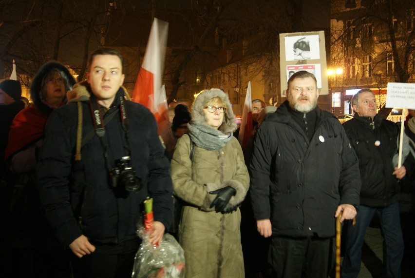 „Precz z PiS” i „Wolność, równość, demokracja”. Protest w Kaliszu [FOTO, WIDEO]