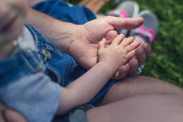 500 plus. To oczywiście najwyższe świadczenie, jakie otrzymamy na dziecko od państwa. Przez 18 lat (do 18 roku życia jest wypłacane) rodzice mogą otrzymać łącznie 108 tys. złotych na dziecko z tego programu. Konieczne jest złożenie wniosku, z reguły raz do roku. Sprawdź, jakie dodatki należą Ci się na wychowanie dziecka. Przesuwaj w prawo gestami>>>