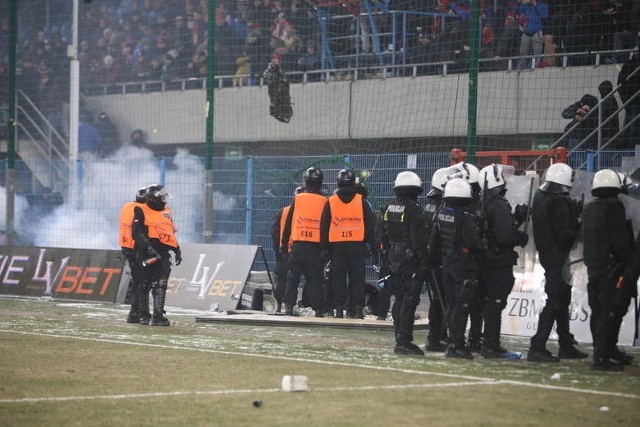 Derby Śląska przerwane, potem zakończone. Kibice Górnika spalili flagi Piasta 