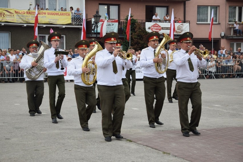 Parada i tańce instrumentalistów w Skale. Festiwal Orkiestr Wojskowych i Dętych