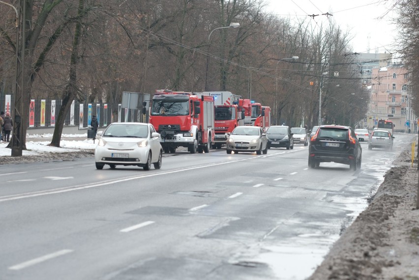 Alarm bombowy na Katolickim Uniwersytecie Lubelskim i ewakuacja. Zobacz zdjęcia