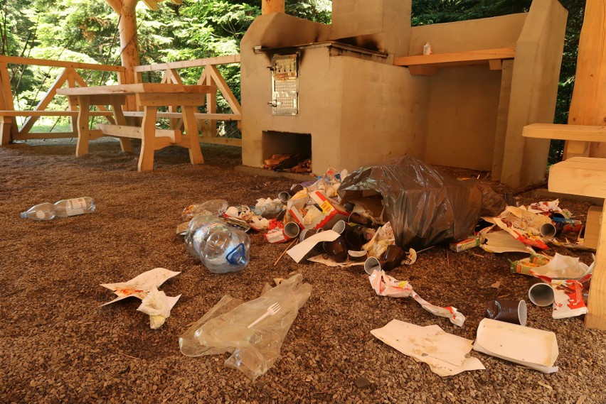 Sterty śmieci w nowej wiacie turystycznej w Bukowcu pod Korbanią w Bieszczadach. Zostawili je imprezowicze. Posprzątali leśnicy [ZDJĘCIA]