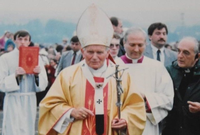 ]Zachęcamy do obejrzenia zdjęć z wizyty Jana Pawła II w Kielcach i Masłowie. Szczegóły na kolejnych slajdach.