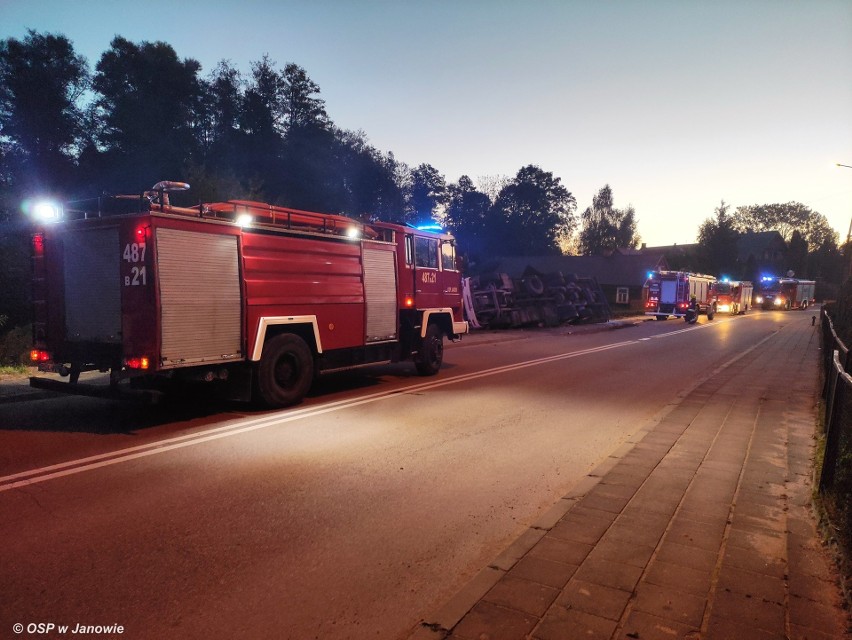 Janów. Ciężarówka z kurczakami wywróciła się w rowie....