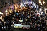 Kraków solidaryzuje się z walczącą Ukrainą w rocznicę ataku Rosji na niepodległy kraj. Przez miasto przechodzą dwa marsze. "Stop wojnie"