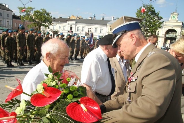 W dniu obchodów święta żołnierzy kapitan Henryk Dłużewski kończył 99 lat. Otrzymał kwiaty oraz życzenia.
