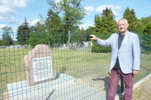Przy ul. Wołuszewskiej w Ciechocinku stanął obelisk, który informuje, co znajduje się na ogrodzonym terenie obsianym trawą. To dawny cmentarz żydowski, założony w 1916 roku i zniszczony w czasie zagłady Żydów.