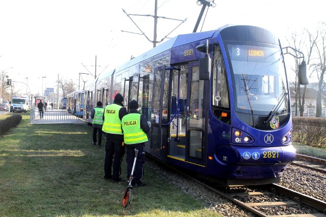 Pasażer, starszy mężczyzna przewrócił się w tramwaju nr 3. Z rozbitą głową został karetką zabrany do szpitala.