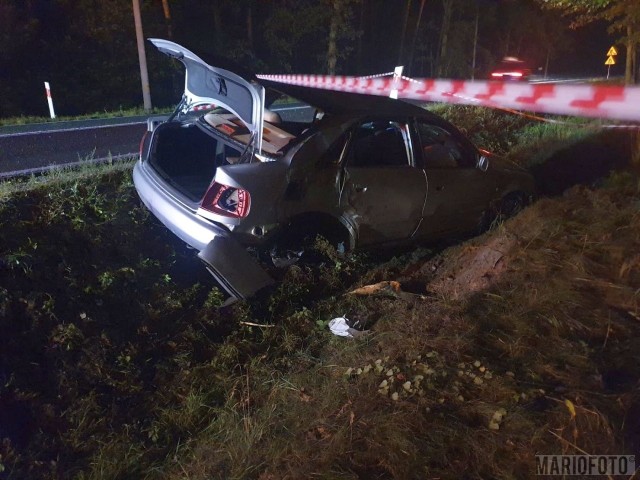 Wypadek w Jasieniu. Audi A4 wypadło z drogi krajowej nr 45 i dachowało do rowu