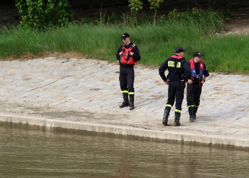 Poszukiwania topielca w Odrze przy mostach Dmowskiego (ZDJĘCIA)