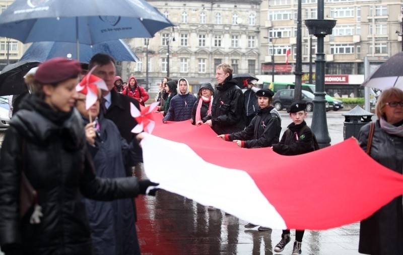 Święto flagi Rzeczpospolitej w Łodzi Maszerowali z flagą w deszczu