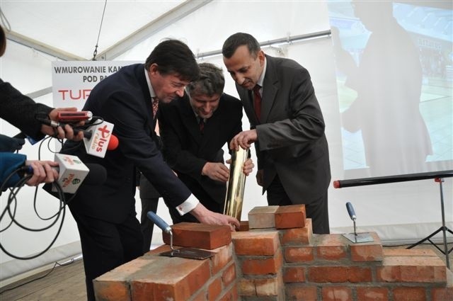 Symboliczny kamień węgielny wmurowali(od lewej): Jonathan Tinker , szef firmy Helical, Waldemar Kampa, wójt Turawy  i Piotr Wesołowski, dyrektor oddziału dolnośląskiego firmy Skanska , która buduje Turawa Park.