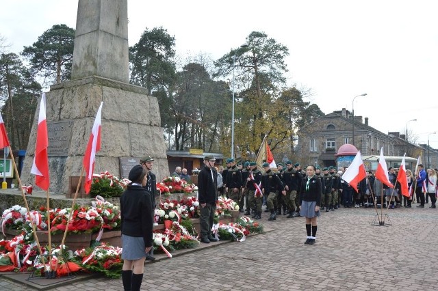 W poniedziałek 11 listopada Mszą Świętą w kościele p.w. św. Józefa Oblubieńca rozpoczęły się obchody Święta Niepodległości w Skarżysku - Kamiennej. Po nabożeństwie liczni uczestnicy - kilkaset osób, przeszli pod Pomnik Bojowników o Wolność i Niepodległość przy Rondzie Solidarności.O potrzebie pracy dla Polski i tych, dzięki którym odzyskaliśmy wolność, mówili posłanka Marzena Okła - Drewnowicz, oraz starosta Artur Berus. Oboje wspomnieli o zmarłym wczoraj podpułkowniku Henryku Czechu, honorowym obywatelu miasta, zołnierzu Armii Krajowej i uczestniku rozbicia więzienia UB w Kielcach. Jego pamięć uczczono minutą ciszy.Następnie kilkadziesiąt delegacji złożyło kwiaty pod pomnikiem, przy którym wartę pełnili harcerze z ZHR. W uroczystościach uczestniczyły liczne poczty sztandarowe, służby mundurowe, przedstawiciele instytucji publicznych, szkół i firm.Po części oficjalnej tradycyjnie już zebrano się w Hotelu Promień. Tam na gości czekała gorąca herbata i bigos. Wspólnie śpiewano pieśni patriotyczne, występowali uczniowie skarżyskich szkół.