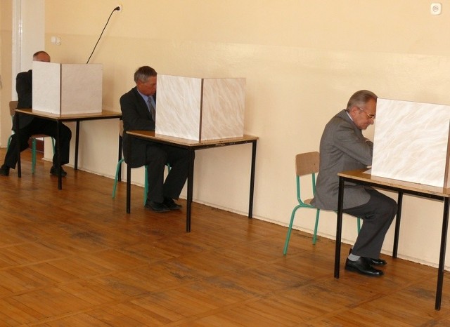Głosowanie w lokalu w Szkole Podstawowej Nr 4 w Stalowej Woli.
