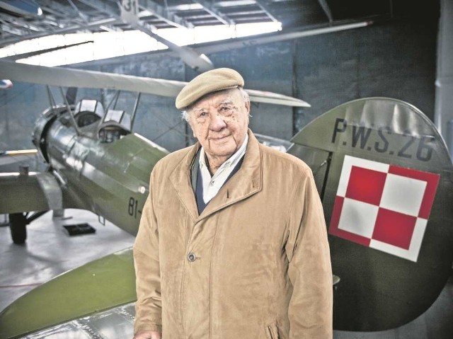 Niezwykły lotnik czasami zagląda do Muzeum Lotnictwa w Krakowie, by powspominać.