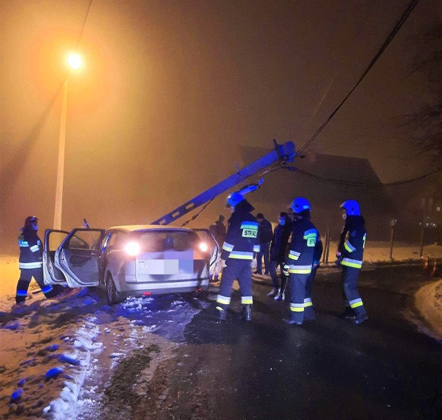 Podczas wypadku w Świńczowie w gminie Skała pojazd wypadł z drogi i uderzył w słup