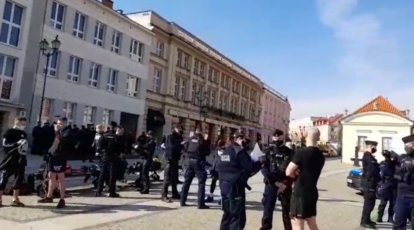 Białystok. Policja przerwała happening na Rynku Kościuszki. Miał odbyć się darmowy trening na świeżym powietrzu 