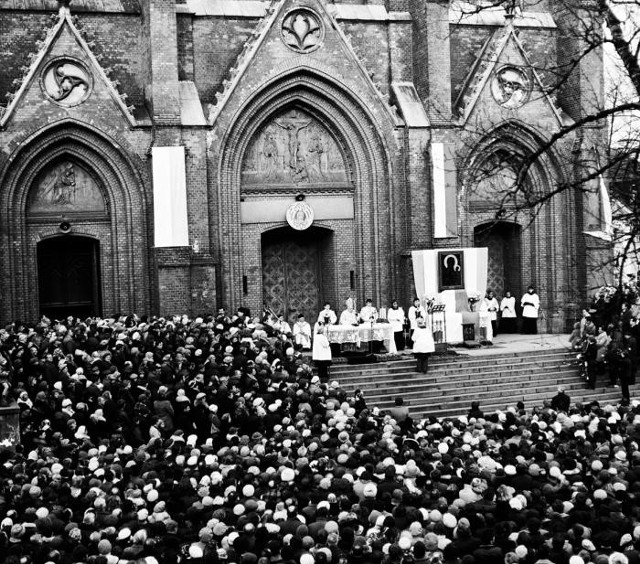 Msza św. przed prokatedrą podczas nawiedzenia obrazu Matki Bożej Częstochowskiej. Białystok, 1982 rok.