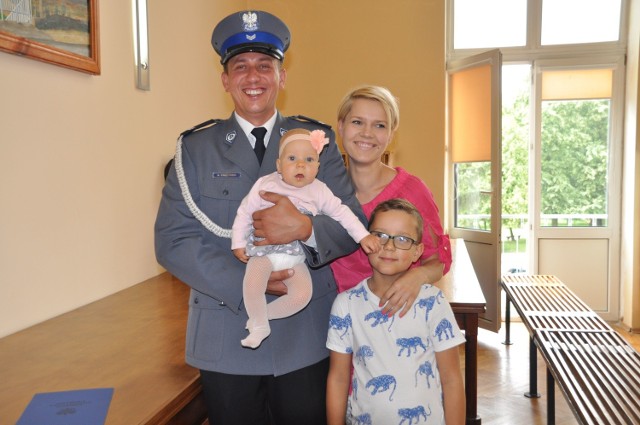 Adrian Ciszewski z szydłowieckiej komendy awansował na stopień starszego sierżanta. Podczas uroczystości towarzyszyli mu najbliżsi: żona Monika, córeczka Gabrysia oraz syn Igor.