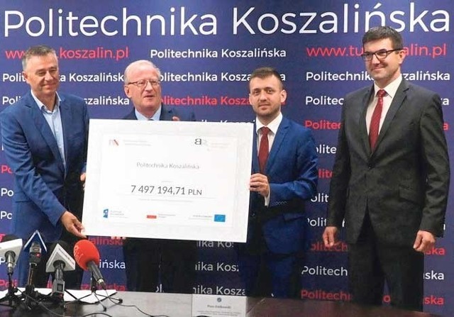 Kanclerz oraz rektor PK (od lewej) przyjęli symboliczny czek 