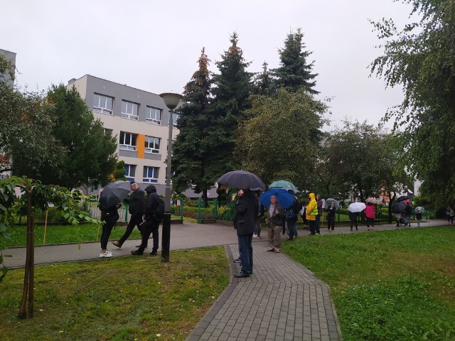 Podczas pierwszego dnia szkoły przed Szkołą Podstawową nr 25 w Rzeszowie odbył się protest mieszkańców, którzy nie chcą wycinki drzew.